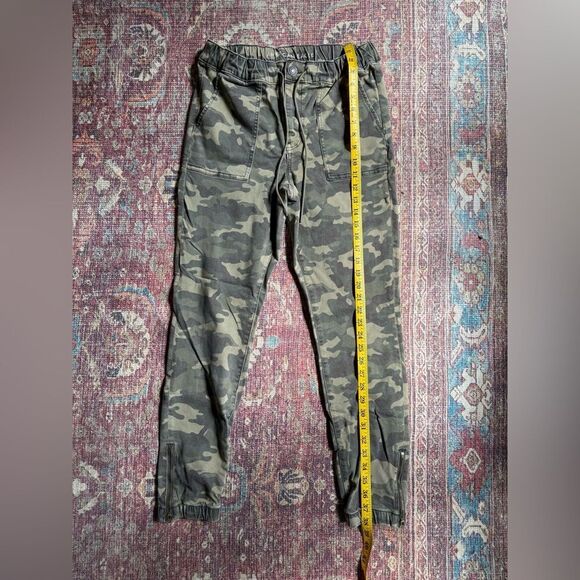 American Eagle Women’s 10 Next Level Stretch Camouflage Jogger Pants - Picture 2 of 9